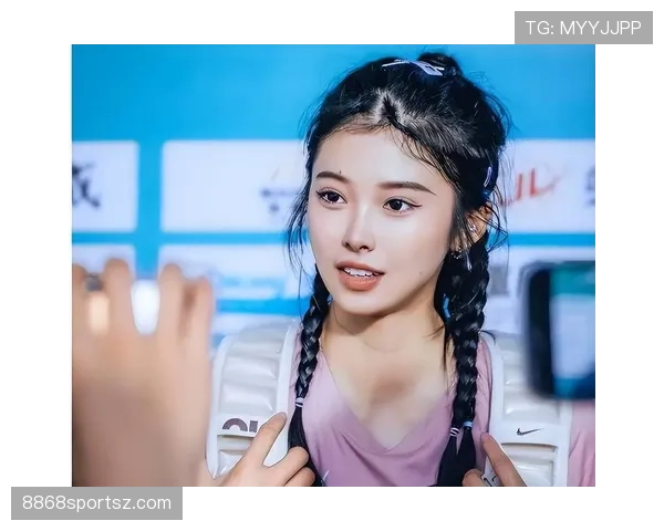 吴艳妮赛场像个炸药包，私服照却像还房贷的邻家姑娘——这反差把我笑趴了